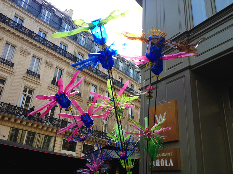L'oeuvre Flowers of change de Pierre Estève exposé devant l'Hotel W à Paris